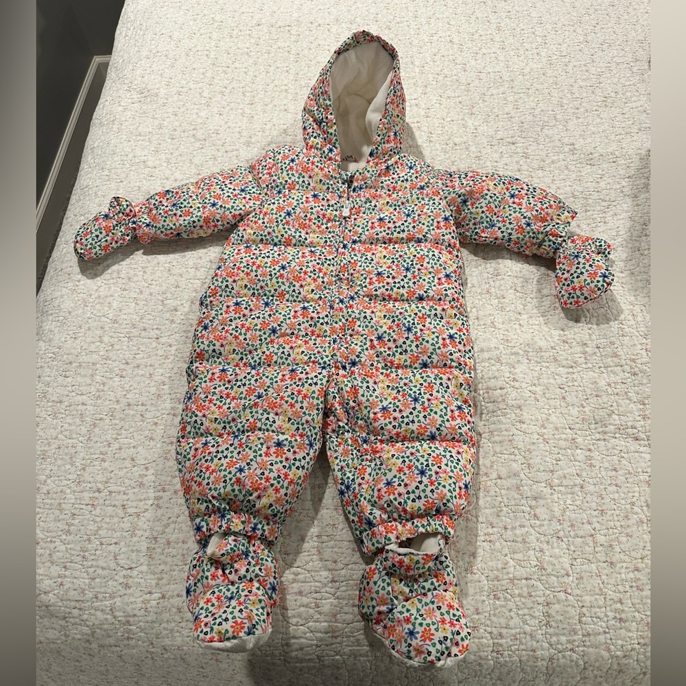 Baby Gap winter onsie Floral, easy on/off front zip Detachable mitten, booties